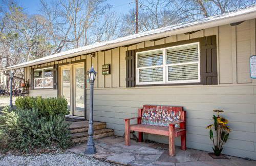 Hill Country Retreat - 1BR Cabin w Nature Views - Photo 14