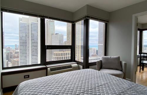River North Magnificent Mile Condo, Lake and City Views, 43rd Floor Corner, Parking Included! - Foto 5