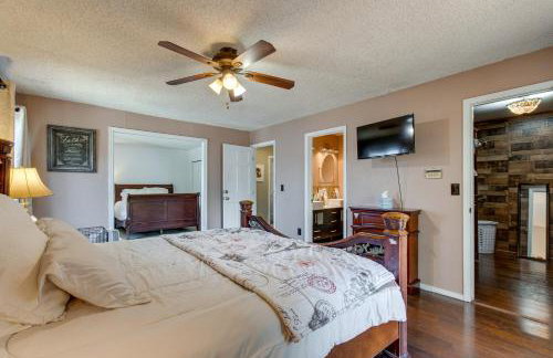 Spacious Aurora Retreat w/ Game Room + Hot Tub! - Foto 13
