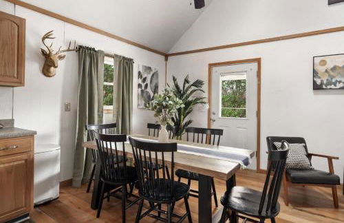 Cozy cabin w hot tub, fire pit & pet-friendly - Foto 18