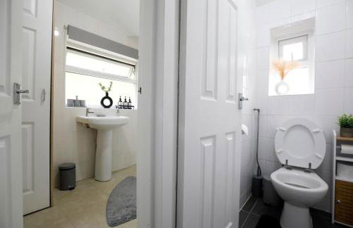 Spacious 3BR by Avalora Shortlets & Serviced Accommodations Queensway with big garden, Near train station - Foto 56