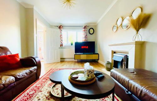 Tanglewood Close, 3 Bedroom house, Abergavenny with private parking, - Foto 1