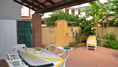 Casa Mimosa - Appartamento con giardino a 50 mt dal mare - Foto 1, Garden, Garden view