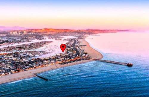 2026 Award Winner, Luxe 2BR, steps to sand & pier, with fire pit, AC and parking - Foto 35