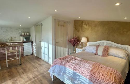 Wild Meadow Cottage - Countryside Views and King Bed - Foto 12