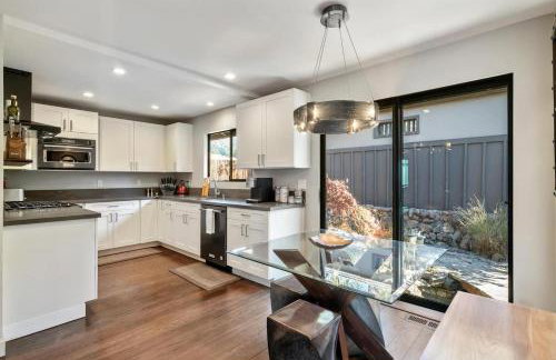 Luxury 3BR Hillside Retreat wAC Panoramic View - Photo 7