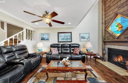 Waterfront Sleeps 6 near Marina with Hot Tub - Foto 13