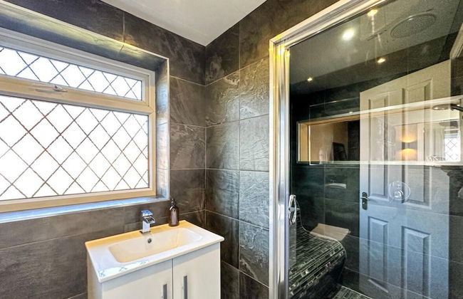 Beautiful Detached Villa - Jacuzzi Bath - Parking - Foto 12