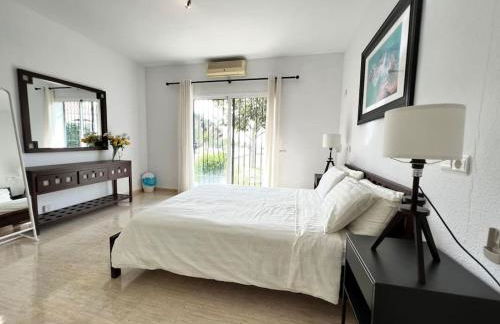 Beautiful Villa With Pool Scenic Views Sleeps 8 - Photo 43