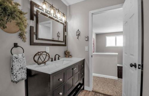 Modern Townhome with Decks Fireplace & Mountain Views - Foto 22