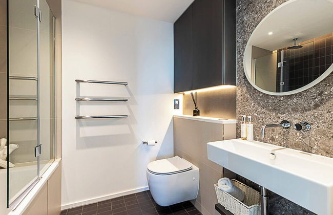 Luxurious 3-bed Sky-high Battersea Gem - Foto 12