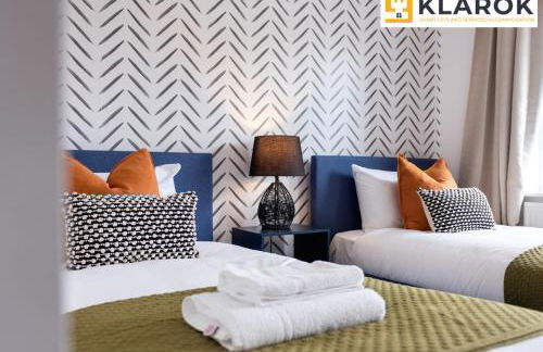 Four Bedroom Semi Detached House By Klarok Accommodation Peterborough With Free Parking & Garden - Foto 26