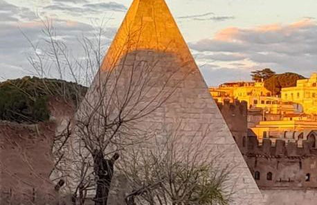 The Golden Pyramid - Photo 1