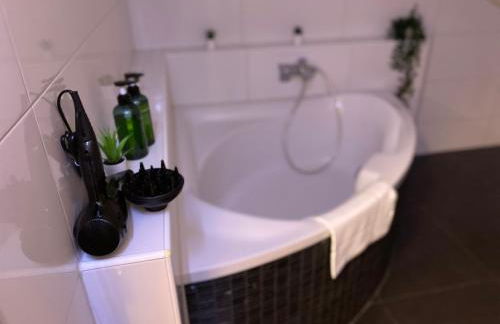 STN Deluxe Suite - Ferienwohnung mit 2 Schlafzimmer & Parkplatz, Highspeed WLAN, Netflix Premium, Zentral zu Audi & Schwarz Gruppe - Foto 13