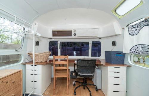Sleek Retro Airstream Rental for Glamping for Two near Downtown Austin - Foto 22