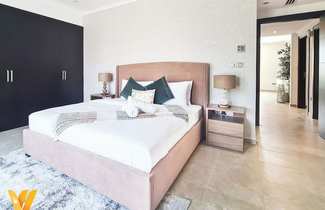 Venduras- Luxe 3BR Villa Jumeirah Park - Photo 15