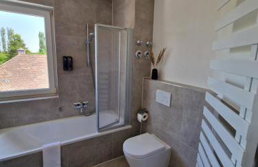 C4S COME4STAY Altötting - 3-Zi Whg I Zentrale Lage I Parkplatz I Balkon I WIFI I SmartTV I 1 Kingsize, 1 Queensize Bett I Office Arbeitsplatz I Wohnbereich mit Couch und Essbereich I voll ausgestattete Küche I Nespresso - Foto 16