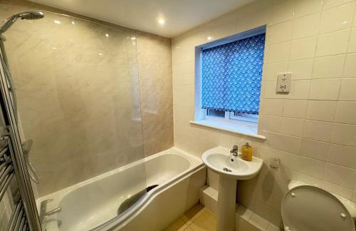 The Vogue Stay, 3 Bedrooms, 2 bathrooms, Ideal for JR & Oxford Hospitals, FREE CarPark, Conveniently located for Ring Road access, 2 miles from Oxford City Centre easy car & bus route - Foto 32