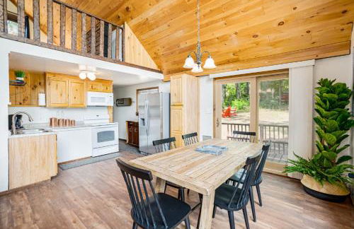 Quaint Loft Cabin w Hot Tub, FirePit, Deck & Grill - Foto 12