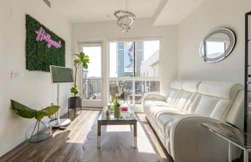 Hollywood Penthouse with Balcony & Pool View - Photo 41