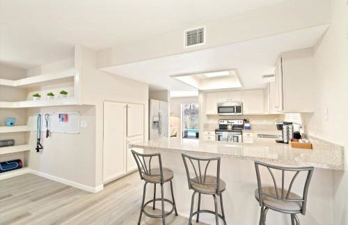 Pool-side Villa with Perfect Views - Foto 13