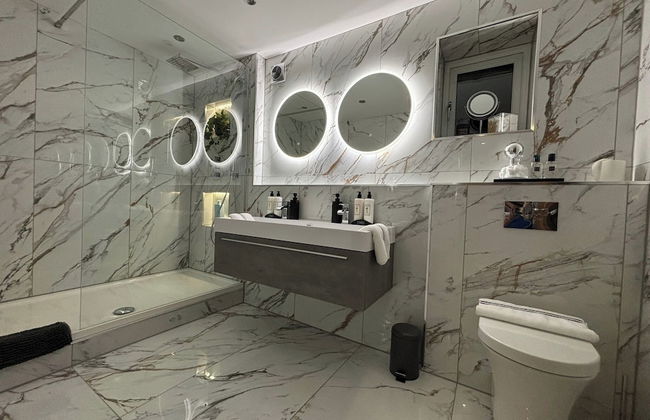 Sheffield-apartment-sleeps4-parking-hottub - Photo 11