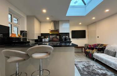 CozyNest 2BR Modern Property with Parking - Foto 15