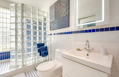 Modern Retreat with River View in Roswell! - Foto 17