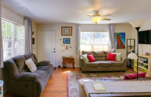 Fenced Yard and Grill Orville Cottage Near Trails! - Foto 6