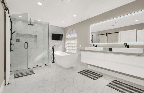 Luxe 5BR Home with Pool BBQNear Strip - Foto 14