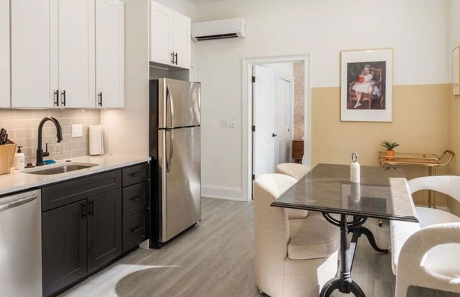 Sosuite 1BR Apt w W/d, Large Dining Seating - Photo 2