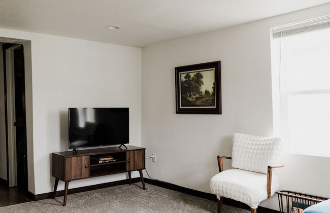 Cozy Local Apartment - Photo 14