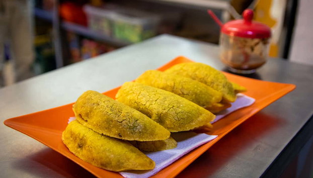 Medellín Street Food Tour - Foto 3, Enjoy the traditional empanadas from Antioquia