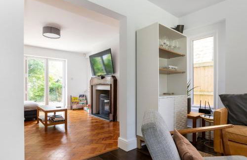 Stunning 5 Bed in the Centre of Bourton! - Photo 48