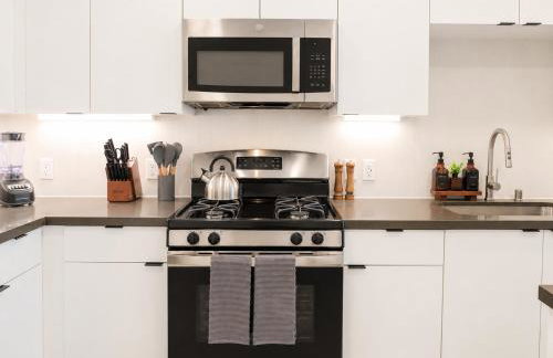Resort-Style APT with Pool, Gym & Parking 10min to Disneyland - Foto 2