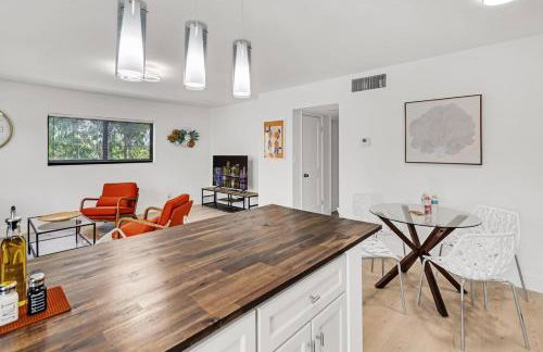 Stylish Retreat with Free Parking Great Location - Foto 25