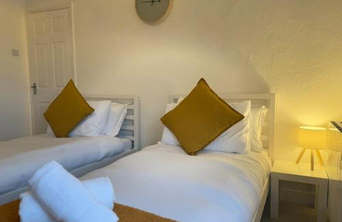 Chase View 1 Bed Sleeps 4 Parking WiFi Contractors - Photo 15