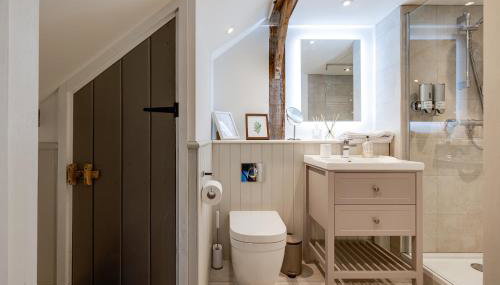 Oak Tree Hideaway - Photo 3, towels, Shower