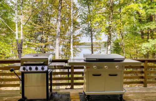 Lakeside Northwoods Retreat Dock, Deck, Fire Pit! - Foto 23