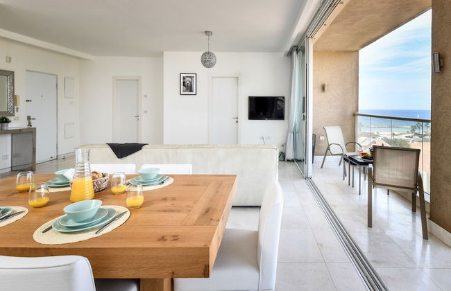 Modern Gem with Stunning Balcony by Sea N Rent - Photo 11