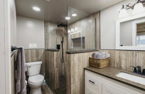 Spacious & Updated MQT Home - HotTub - Backyard - Foto 12