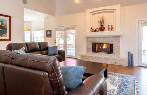 Luxurious 4BR Retreat - Pool Table & Chic Amenities - Photo 13