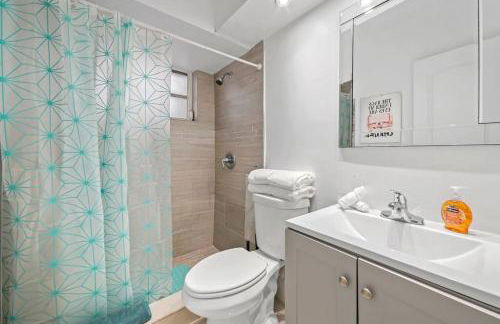 Escape 2 Beach, Ocean Dr Deco Apt with 2 Queen beds - Foto 19