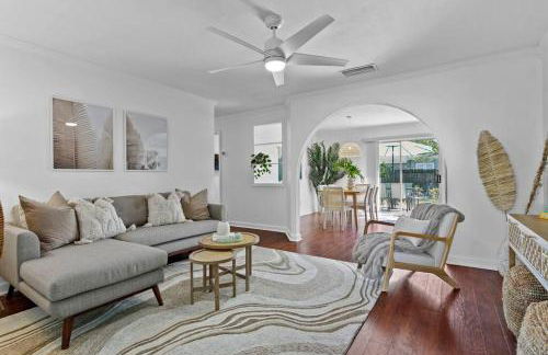 Sunny Palm Cottage W/ Hot Tub + Fire Pit + Grill + 10 to Beach! - Foto 12
