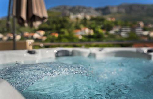 Romantic retreat private jacuzzi and mountain views Split area - Photo 9