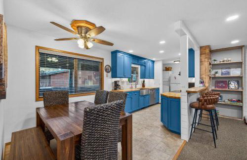 Evergreen Escape- Walk to Downtown & Boat/trailer Parking! - Foto 8