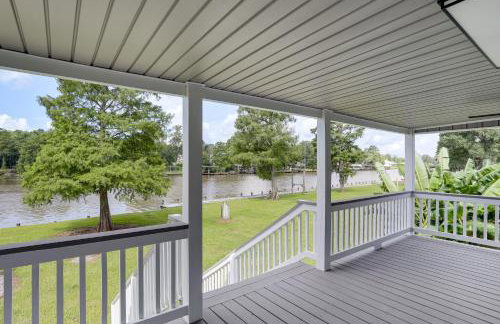 Riverfront Family Retreat w/ Yard in Saint Amant - Foto 25