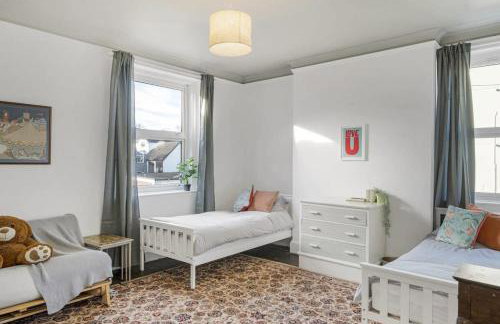 Bright Apartment w Parking & Distant Sea Views - Foto 13