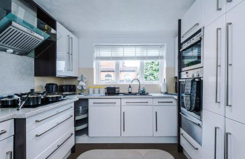 4BR Home for 8, Full Kitchen, Parking, WiFi in Northwich - Photo 17