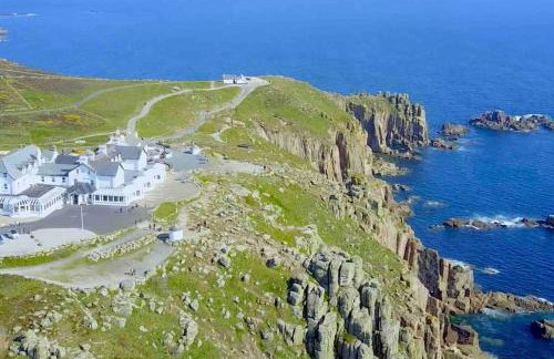 Spacious home with panoramic sea view, free parking EV & large garden - Photo 27